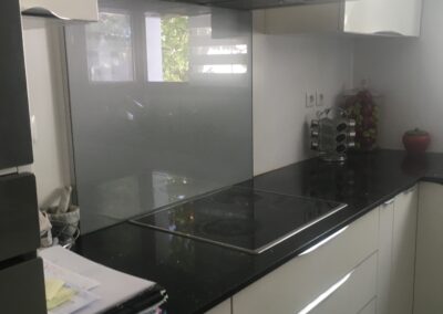 Crédence en verre coloré – PRIMS Miroiterie Menuiserie Extérieure Béziers