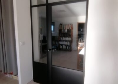 Porte vitrée style verrière atelier – PRIMS Miroiterie Menuiserie Extérieure Béziers