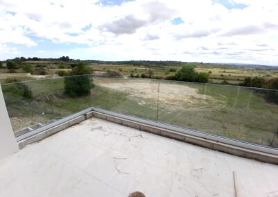 Garde-corps vitré sur menuiserie aluminium – PRIMS Béziers