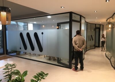 Cloison vitrée pour bureaux – PRIMS Miroiterie Béziers